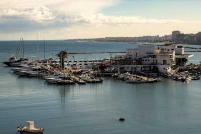 La storia del Barion, il circolo nautico ospitato in una "nave" adagiata sul mare di Bari